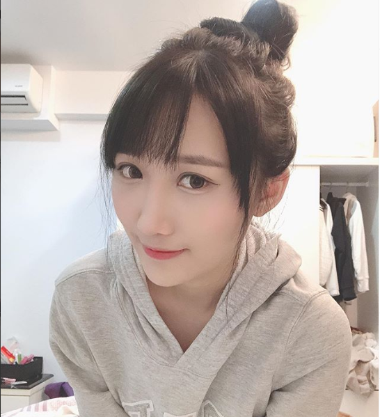 Đăng ảnh vu vơ rồi đánh đố fan Vùng trắng trắng tròn tròn kia là ngực hay đầu gối, cô nàng streamer LMHT xinh đẹp tăng view chóng mặt chỉ sau một đêm - Ảnh 6. Đăng ảnh vu vơ rồi đánh đố fan Vùng trắng trắng tròn tròn kia là ngực hay đầu gối, cô nàng streamer LMHT xinh đẹp tăng view chóng mặt chỉ sau một đêm - Ảnh 6.