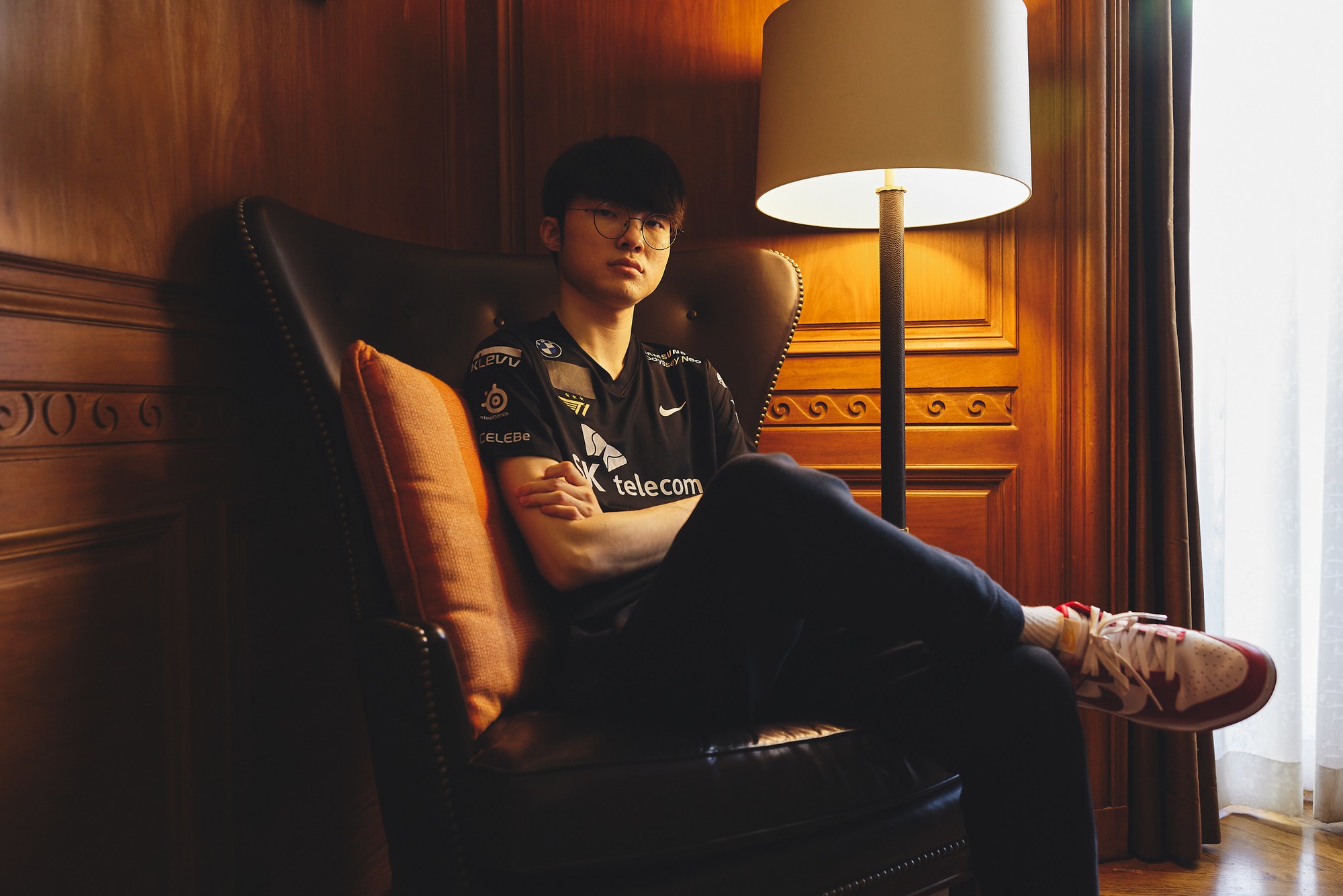 Faker thể hiện bản lĩnh và sự chững chạc, nghiêm túc khi dẫn dắt cả buổi talkshow cùng các lãnh đạo T1