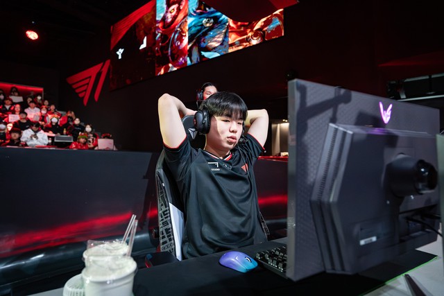 Smash đã thua lane gần như tất cả những Xạ Thủ mà anh phải đối đầu ở LCK Cup Smash đã thua lane gần như tất cả những Xạ Thủ mà anh phải đối đầu ở LCK Cup