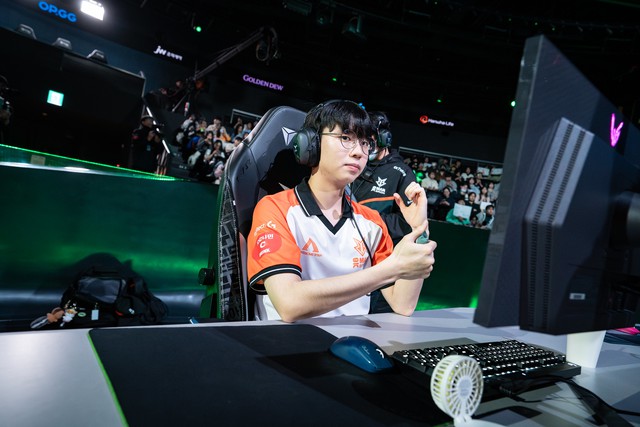 Sử dụng cặp bot kinh điển, Gumayusi - Keria lại bị "gạch đá" vì lý do hài hước - Ảnh 4.