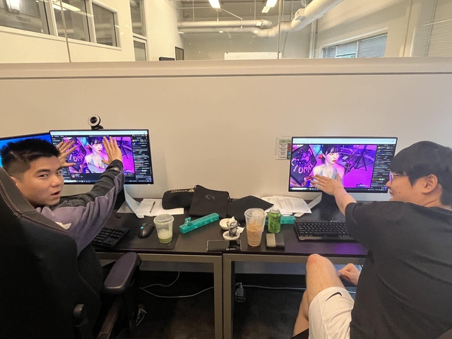 Bức ảnh Spica và VicLa đang xem stream của hot girl này - nguồn: Facebook