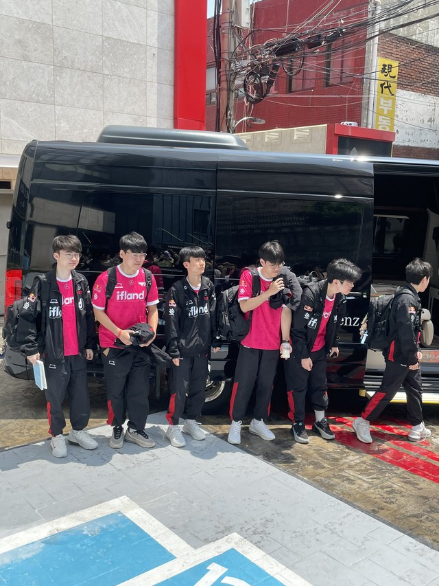 Faker xuất hiện và di chuyển cùng các đồng đội đến nhà thi đấu