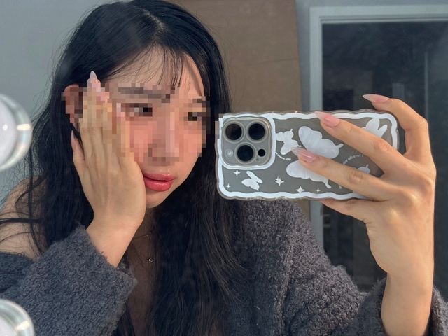 Nhiều nghi vấn cho rằng Reptile đang cặp cùng người đẹp nên mới có thể đến tận nhà cô để cùng stream như vậy