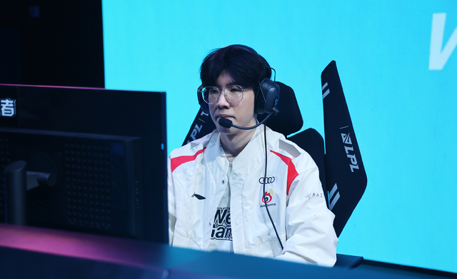 Bản thân LPL cũng chưa có gương mặt mới nào trong kỳ chuyển nhượng này và thậm chí những cựu binh lão làng như TheShy cũng được mời quay lại thi đấu Bản thân LPL cũng chưa có gương mặt mới nào trong kỳ chuyển nhượng này và thậm chí những cựu binh lão làng như TheShy cũng được mời quay lại thi đấu