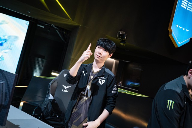 Lehends cũng thừa nhận anh từng dành cả ngày để nghiên cứu lối chơi Đường Dưới T1 nhưng thực sự gặp nhiều khó khăn