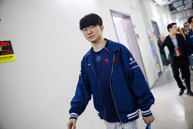 Faker đã tỏa sáng ở ván 2 với pha backdoor kịp thời mang chiến thắng về cho T1