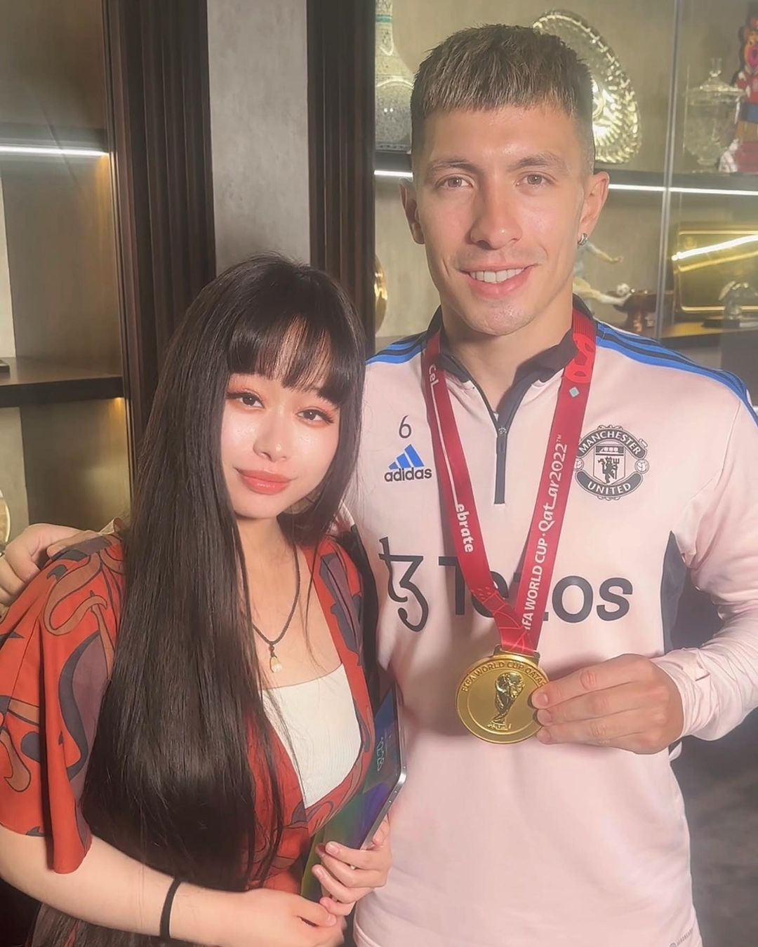 Nữ phóng viên cũng thường đăng tải các ảnh checkin cùng các sao bóng đá trên trang IG cá nhân