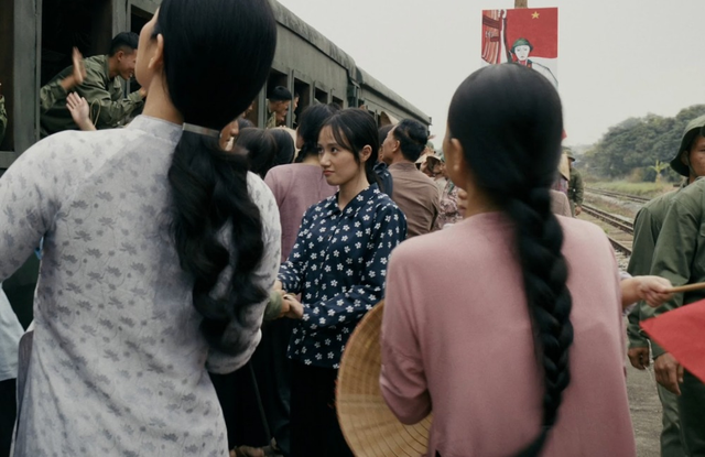 Cảnh quay của Đào Lê Phương Hoa trong phim Mưa Đỏ Cảnh quay của Đào Lê Phương Hoa trong phim Mưa Đỏ