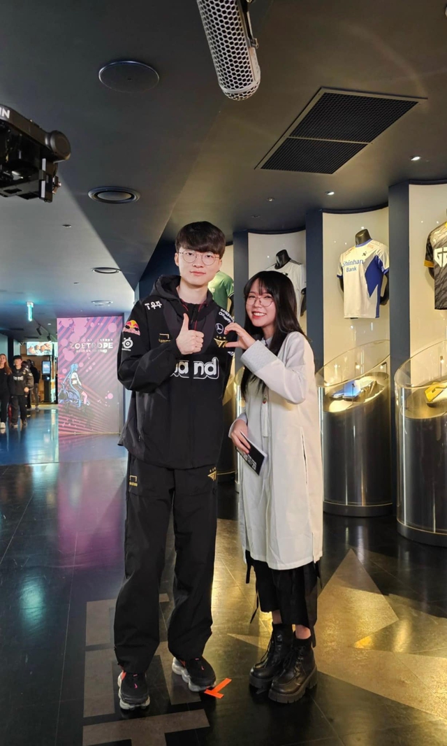 Cô nàng có dịp check-in cùng Faker và tất nhiên "Chủ tịch" vẫn kiểu tạo dáng quen thuộc