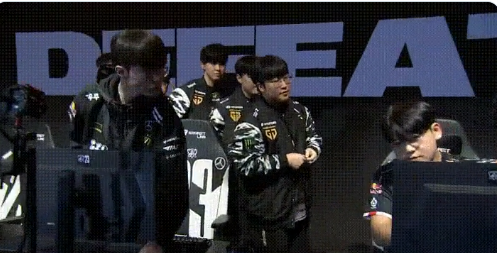 Gumayusi vẫn đang thu dọn đồ đạc khi các tuyển thủ Gen.G đến Gumayusi vẫn đang thu dọn đồ đạc khi các tuyển thủ Gen.G đến