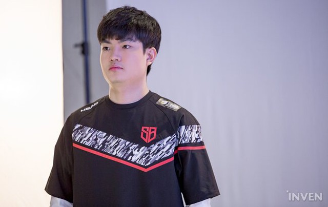 LMHT: 4 tân binh của T1 cùng nhiều gương mặt mới xuất hiện trong buổi chụp hình chào mừng LCK mùa xuân 2020 - Ảnh 20.