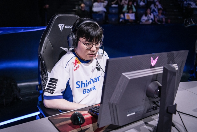 Với đối thủ yếu như DRX thì người hâm mộ T1 cũng đề nghị đội cho Faker được nghỉ ngơi