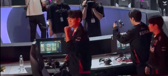 Gumayusi vẫn đáp lại sự cổ vũ của khán giả