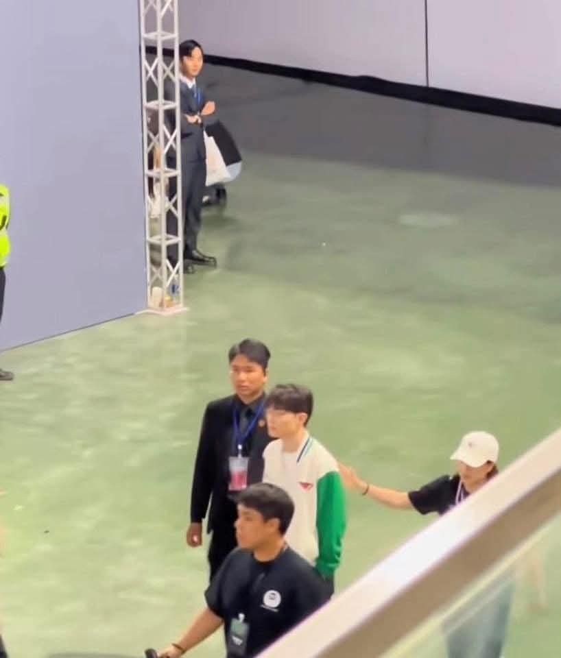 Văn Tùng và Thầy Giáo Ba bất ngờ "chiếm sóng" hậu fanmeeting T1- Ảnh 1.