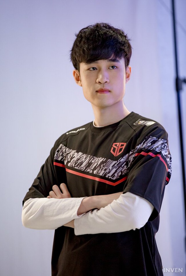 LMHT: 4 tân binh của T1 cùng nhiều gương mặt mới xuất hiện trong buổi chụp hình chào mừng LCK mùa xuân 2020 - Ảnh 19.