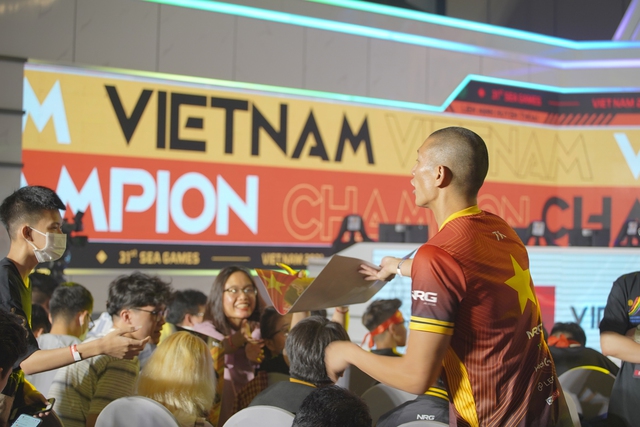 Xúc động hình ảnh Kati rơi nước mắt trong ngày cùng đội tuyển LMHT Việt Nam giành huy chương vàng SEA Games 31 - Ảnh 7.