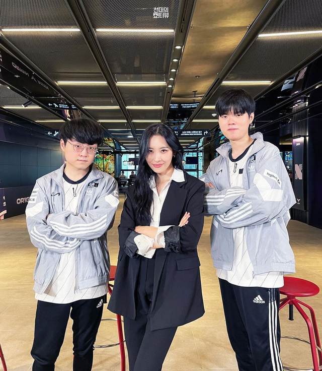 Cô đã mời ShowMaker và Deft đến dự show phỏng vấn riêng - nguồn: Twitter Cô đã mời ShowMaker và Deft đến dự show phỏng vấn riêng - nguồn: Twitter