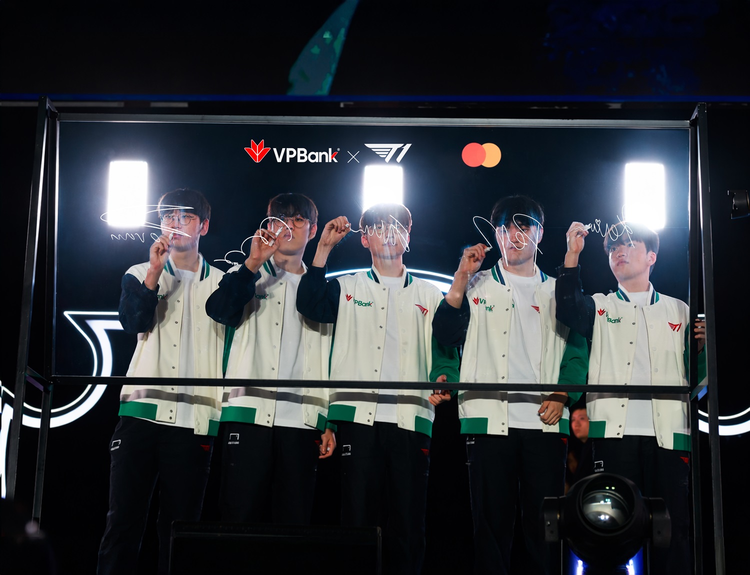 Cộng đồng game thủ dậy sóng với thẻ tín dụng VPBank phiên bản giới hạn có chữ ký của đội tuyển T1- Ảnh 1. Cộng đồng game thủ dậy sóng với thẻ tín dụng VPBank phiên bản giới hạn có chữ ký của đội tuyển T1- Ảnh 1.