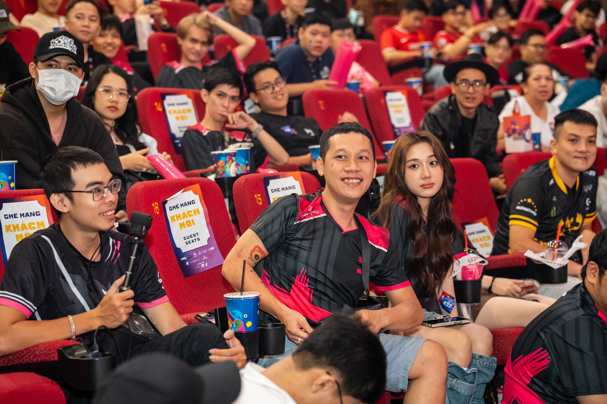 Từ trái qua: Petland, Thầy Giáo Ba, Mina Young và Theanh96 tại Viewing Party ở TP.HCM - nguồn: GAM Esports