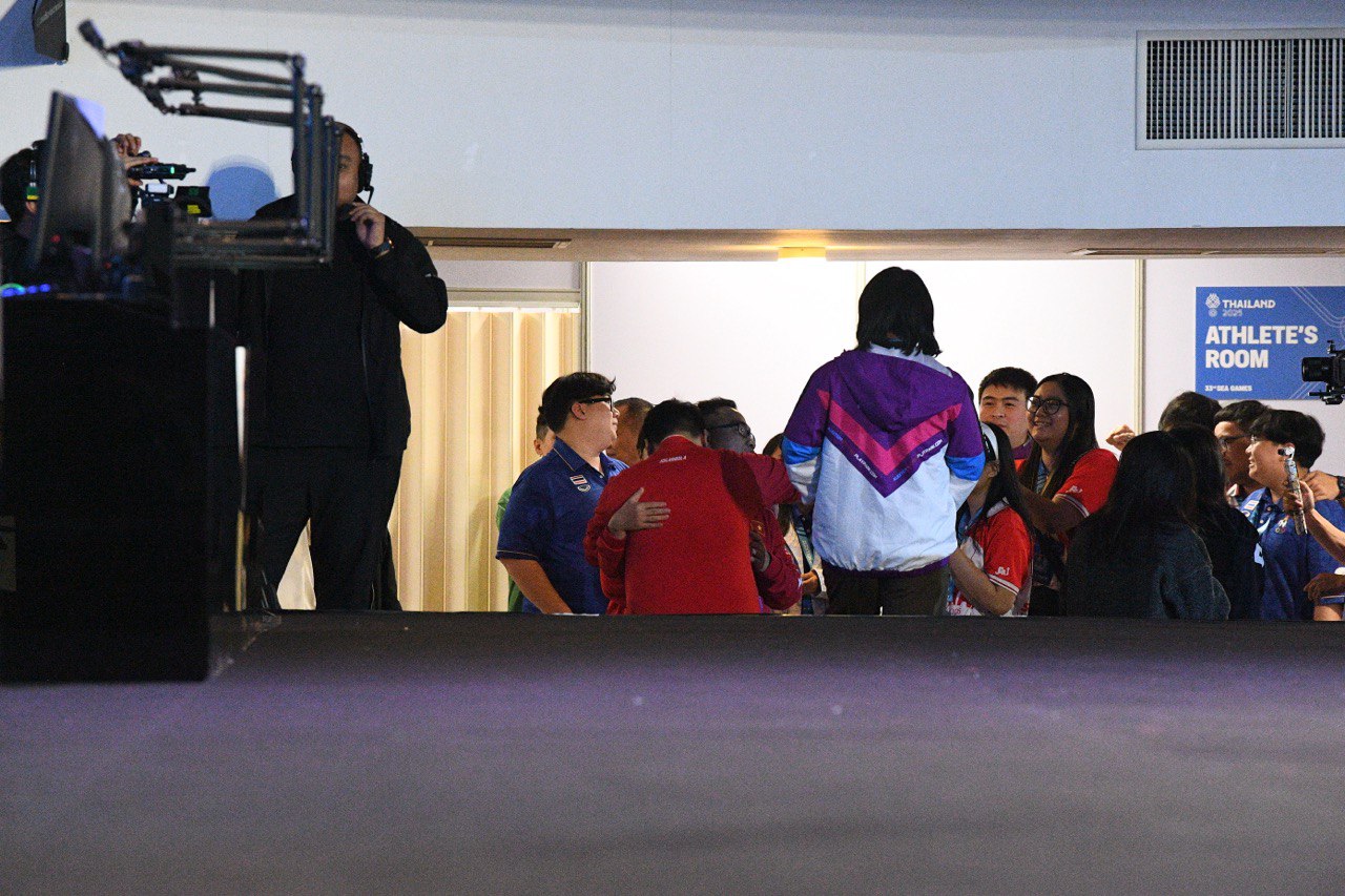 Tuyển thủ Việt Nam gục đầu bật khóc vì vụt mất HCV Audition, Tuyển thủ Việt Nam gục đầu bật khóc vì vụt mất HCV Audition,