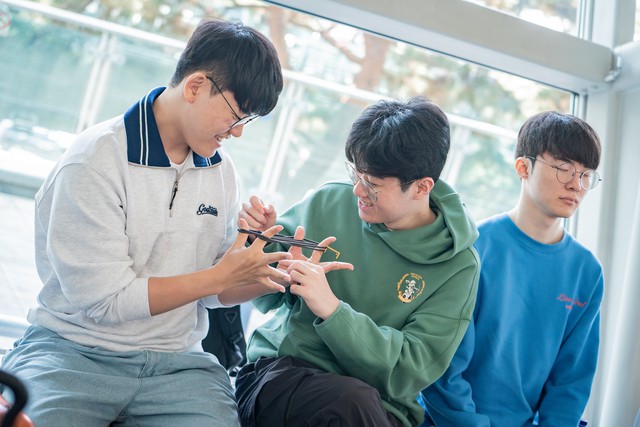 Nhưng chính từ chia sẻ này người ta mới nhận ra T1 thực chất đều là những tuyển thủ còn rất trẻ