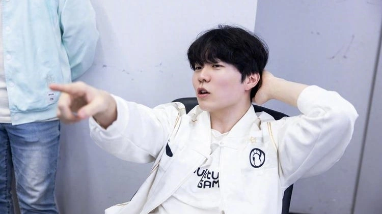 Xuất hiện nghi vấn T1 không chỉ phải đối đầu LPL mà còn bị chính LCK "cô lập"- Ảnh 2. Xuất hiện nghi vấn T1 không chỉ phải đối đầu LPL mà còn bị chính LCK "cô lập"- Ảnh 2.