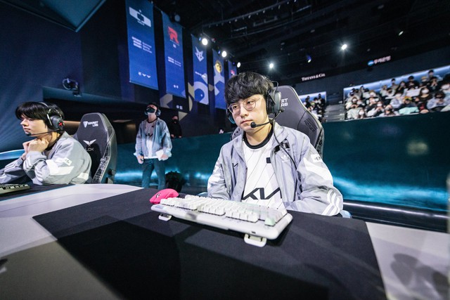 Nhưng dù rất cố gắng, họ vẫn thất bại trước T1 thi đấu xuất sắc hơn - nguồn: LoL Esports