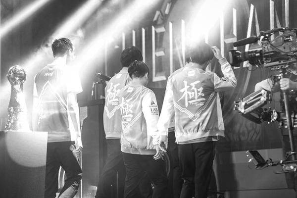 Cựu vô địch CKTG 2018 Ning lâm vào cảnh thất nghiệp, người hâm mộ thẳng thắn giải nghệ luôn đi thôi - Ảnh 1.