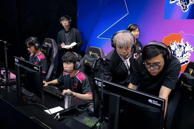 Các tuyển thủ SE đang thể hiện một phong độ rất đáng thất vọng - nguồn: Fanpage VCS Các tuyển thủ SE đang thể hiện một phong độ rất đáng thất vọng - nguồn: Fanpage VCS