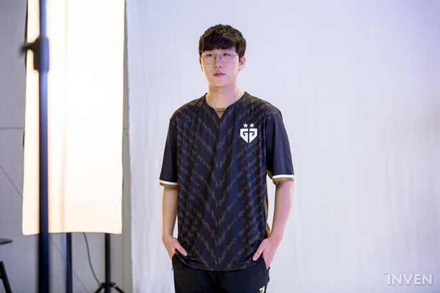 LMHT: 4 tân binh của T1 cùng nhiều gương mặt mới xuất hiện trong buổi chụp hình chào mừng LCK mùa xuân 2020 - Ảnh 14.