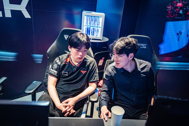 HLV KkOma chính thức khép lại drama T1 nhưng Gumayusi - Smash vẫn 