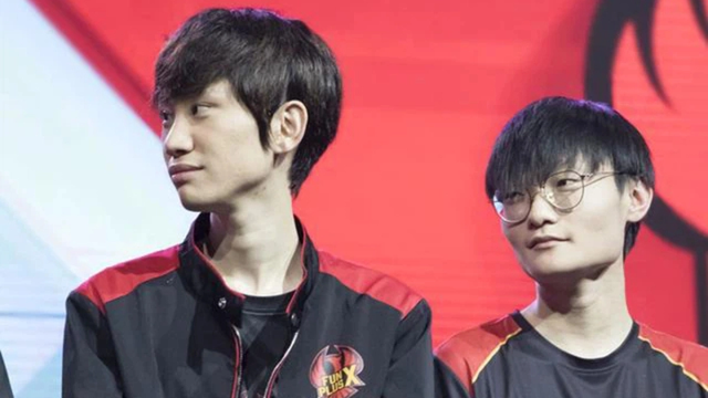 Mối quan hệ giữa Doinb (đứng trước) và Tian có lẽ sẽ không bao giờ hòa thuận nữa - nguồn: Weibo