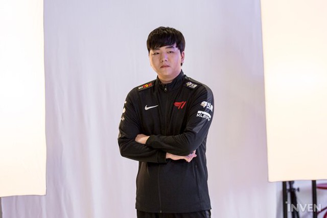 LMHT: 4 tân binh của T1 cùng nhiều gương mặt mới xuất hiện trong buổi chụp hình chào mừng LCK mùa xuân 2020 - Ảnh 10.