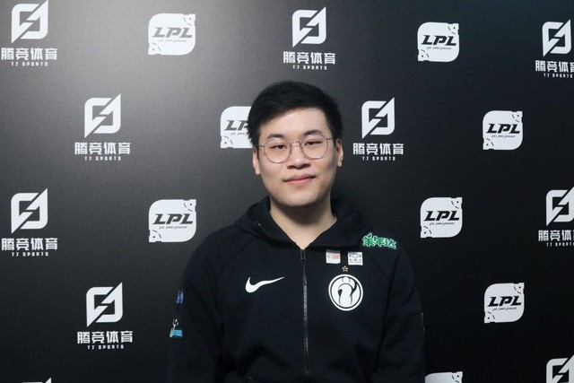 Tuyển thủ nhọ nhất năm là đây: Ngồi im không nói gì cũng dính liên hoàn phạt rơi vào đầu - Ảnh 1.