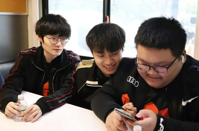 Việc không còn máy chủ Hàn Quốc để tập luyện ảnh hưởng rất nhiều đến các tuyển thủ LPL Việc không còn máy chủ Hàn Quốc để tập luyện ảnh hưởng rất nhiều đến các tuyển thủ LPL