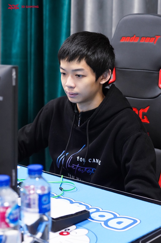 JDG đang bị nghi gian lận tuổi của Sheer thì gần như chắc chắn không để tuyển thủ này dự bị