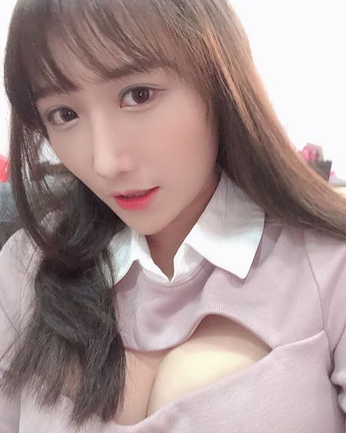 Đăng ảnh vu vơ rồi đánh đố fan Vùng trắng trắng tròn tròn kia là ngực hay đầu gối, cô nàng streamer LMHT xinh đẹp tăng view chóng mặt chỉ sau một đêm - Ảnh 2. Đăng ảnh vu vơ rồi đánh đố fan Vùng trắng trắng tròn tròn kia là ngực hay đầu gối, cô nàng streamer LMHT xinh đẹp tăng view chóng mặt chỉ sau một đêm - Ảnh 2.