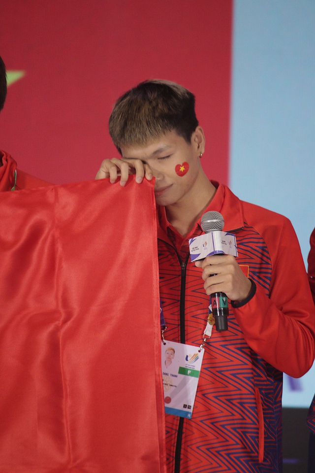 Xúc động hình ảnh Kati rơi nước mắt trong ngày cùng đội tuyển LMHT Việt Nam giành huy chương vàng SEA Games 31 - Ảnh 8.