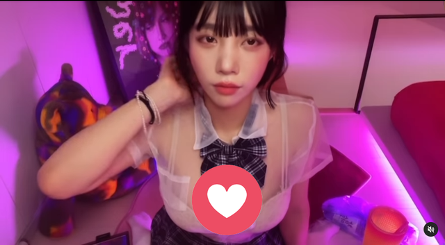 Nhưng cô cũng theo đuổi phong cách gợi cảm, táo bạo mỗi khi lên sóng - nguồn: Twitch