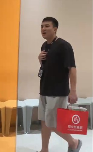 Nam streamer Theanh96 hỗ trợ mang vác đồ