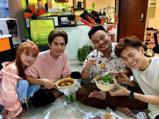 Góc dân chơi: Ca sĩ Ngô Kiến Huy sắm nguyên dàn máy 70 triệu, trọn gói cả bộ gear hường phấn chỉ để try-hard LMHT - Ảnh 2. Góc dân chơi: Ca sĩ Ngô Kiến Huy sắm nguyên dàn máy 70 triệu, trọn gói cả bộ gear hường phấn chỉ để try-hard LMHT - Ảnh 2.