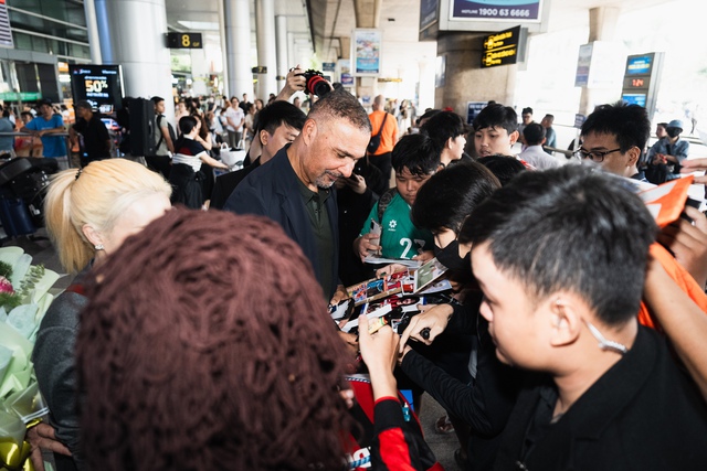 Ruud Gullit được các fan chờ đón sẵn ở sân bay Ruud Gullit được các fan chờ đón sẵn ở sân bay