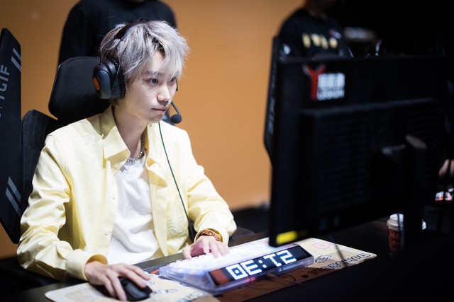 Ngoài ra còn có nghi ngờ về việc Doinb tham gia các hoạt động "đen tối" của Douyu