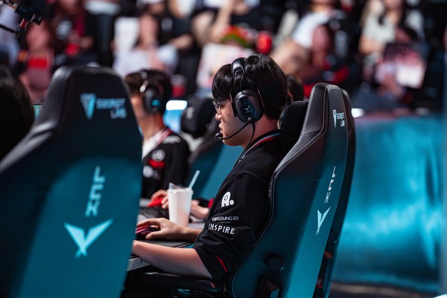 Đại thắng KT nhưng T1 lại là top team hiếm hoi trong toàn cõi LMHT vẫn "đi ngược số đông"- Ảnh 3. Đại thắng KT nhưng T1 lại là top team hiếm hoi trong toàn cõi LMHT vẫn "đi ngược số đông"- Ảnh 3.