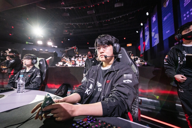 Gumayusi khẳng định lợi thế lớn nhất của T1 chính là có thể sử dụng Kalista và Caitlyn ở vị trí Hỗ Trợ - nguồn: LoL Esports Gumayusi khẳng định lợi thế lớn nhất của T1 chính là có thể sử dụng Kalista và Caitlyn ở vị trí Hỗ Trợ - nguồn: LoL Esports