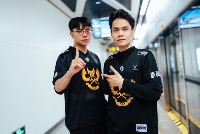 EasyLove (phải) có ngày thi đấu rất đáng quên