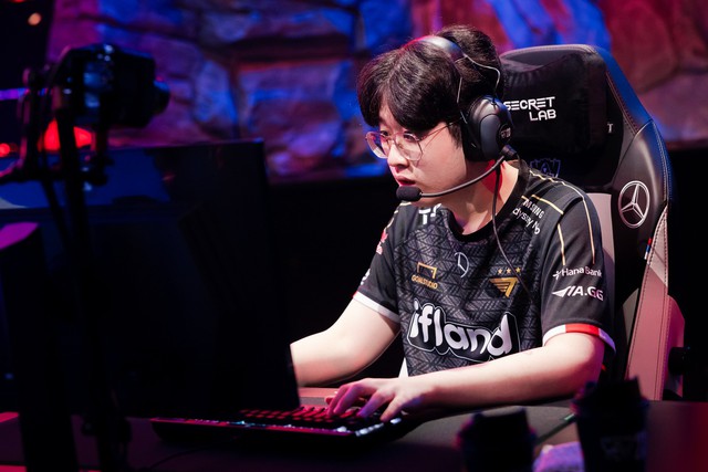 Nhưng chính Zeus cũng thừa nhận Yone quá "xanh" nên anh không biết lên đồ như thế nào