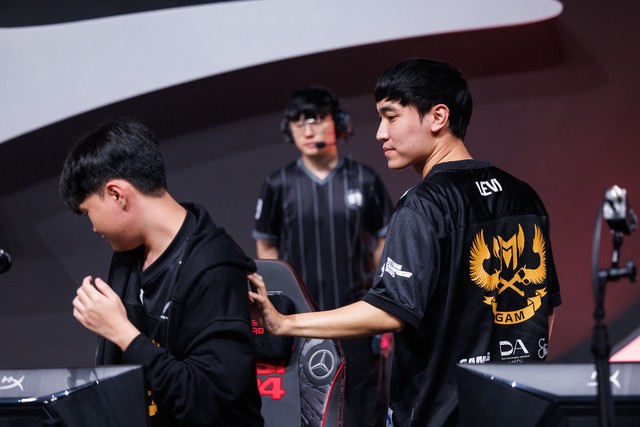 Emo chưa chắc đã lấy lại tinh thần sau màn trình diễn "thảm họa" trước FNC