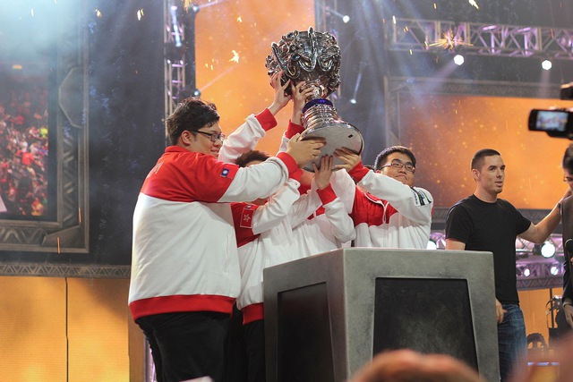 Những nhà vô địch CKTG của quá khứ giờ ra sao: Faker vẫn miệt mài tìm chiếc cup thứ 4, IG kết thúc mùa giải thảm thương - Ảnh 3. Những nhà vô địch CKTG của quá khứ giờ ra sao: Faker vẫn miệt mài tìm chiếc cup thứ 4, IG kết thúc mùa giải thảm thương - Ảnh 3.