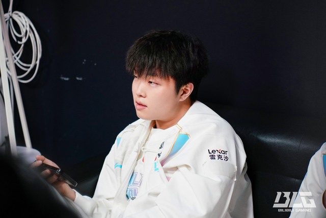 Cựu vương CKTG đáp trả cực gắt "chiến thư" từ đàn em, hé lộ "tử huyệt" của đối thủ- Ảnh 4.